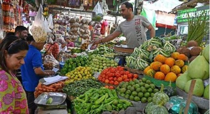 കുതിച്ചുയരുന്ന പച്ചക്കറിവില പിടിച്ചുകെട്ടാൻ ജില്ലയിൽ ചന്തകൾ തുടങ്ങും കുതിച്ചുയരുന്ന പച്ചക്കറിവില പിടിച്ചുകെട്ടാൻ ജില്ലയിൽ ചന്തകൾ തുടങ്ങും