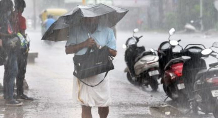 സംസ്ഥാനത്ത് ഇന്നും ശക്തമായ മഴയ്ക്ക് സാധ്യത ; ജാഗ്രത നിർദ്ദേശം നൽകി അധികൃതർ സംസ്ഥാനത്ത് ഇന്നും ശക്തമായ മഴയ്ക്ക് സാധ്യത ; ജാഗ്രത നിർദ്ദേശം നൽകി അധികൃതർ