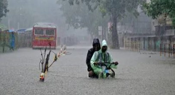 ഉത്തരേന്ത്യയിൽ ശക്തമായ മഴ തുടരുന്നു ; 32 പേർ മരിച്ചതായി റിപ്പോർട്ടുകൾ ഉത്തരേന്ത്യയിൽ ശക്തമായ മഴ തുടരുന്നു ; 32 പേർ മരിച്ചതായി റിപ്പോർട്ടുകൾ