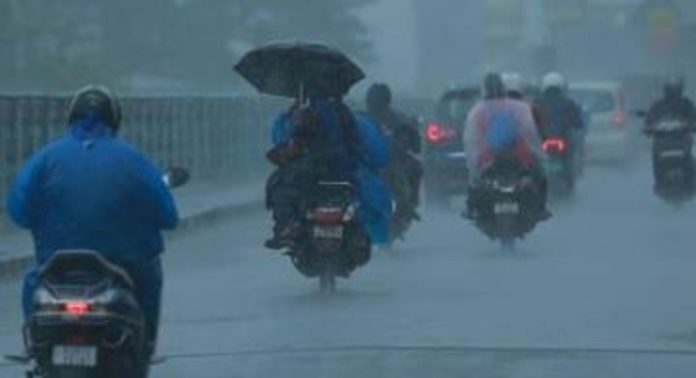സംസ്ഥാനത്ത് ഇന്നും നാളെയും ശക്തമായ മഴ തുടരും ; ജാഗ്രത മുന്നറിയിപ്പ് നൽകി അധികൃതർ സംസ്ഥാനത്ത് ഇന്നും നാളെയും ശക്തമായ മഴ തുടരും ; ജാഗ്രത മുന്നറിയിപ്പ് നൽകി അധികൃതർ