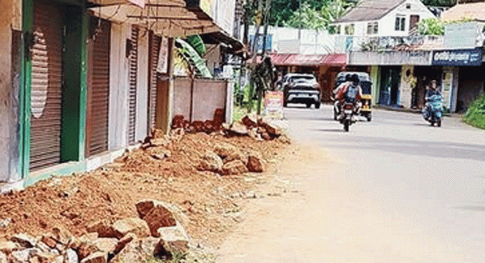 കവിയൂർ-ചങ്ങനാശ്ശേരി പാതയിൽ മണ്ണിട്ട് നികത്തുന്നത് ഓടയുടെ നിർമാണത്തിന് പ്രതിസന്ധിയായി കവിയൂർ-ചങ്ങനാശ്ശേരി പാതയിൽ മണ്ണിട്ട് നികത്തുന്നത് ഓടയുടെ നിർമാണത്തിന് പ്രതിസന്ധിയായി