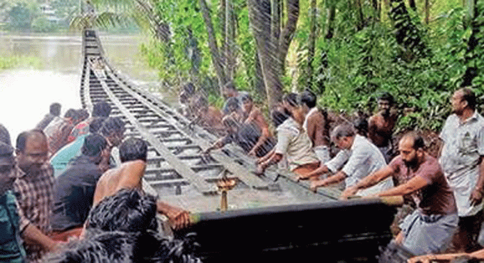 കീഴ്വന്മഴി പള്ളിയോടം തൃക്കണ്വപുരം ക്ഷേത്രക്കടവിൽ നിരണിഞ്ഞു കീഴ്വന്മഴി പള്ളിയോടം തൃക്കണ്വപുരം ക്ഷേത്രക്കടവിൽ നിരണിഞ്ഞു