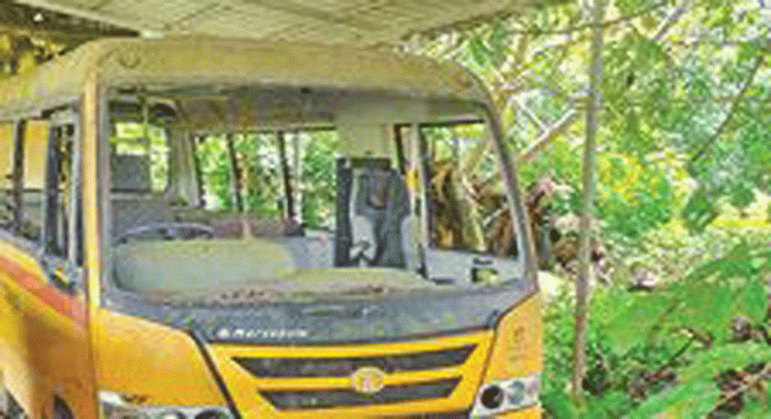 കിടങ്ങറ ഹയർ സെക്കൻഡറി സ്കൂളിലെ ബസ് തുരുമ്പെടുത്ത് നശിക്കുന്നു കിടങ്ങറ ഹയർ സെക്കൻഡറി സ്കൂളിലെ ബസ് തുരുമ്പെടുത്ത് നശിക്കുന്നു