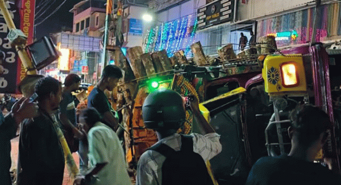 കോന്നി സെന്ട്രല് ജംഗ്ഷന് സമീപം തടി ലോറിയും കാറും കൂട്ടിയിടിച്ചു കോന്നി സെന്ട്രല് ജംഗ്ഷന് സമീപം തടി ലോറിയും കാറും കൂട്ടിയിടിച്ചു