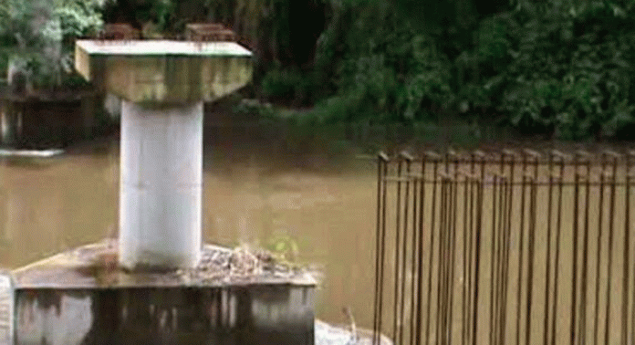 എങ്ങുമെത്താതെ ചിറ്റൂര് കടവ് പാലത്തിന്റെ നിർമ്മാണം എങ്ങുമെത്താതെ ചിറ്റൂര് കടവ് പാലത്തിന്റെ നിർമ്മാണം