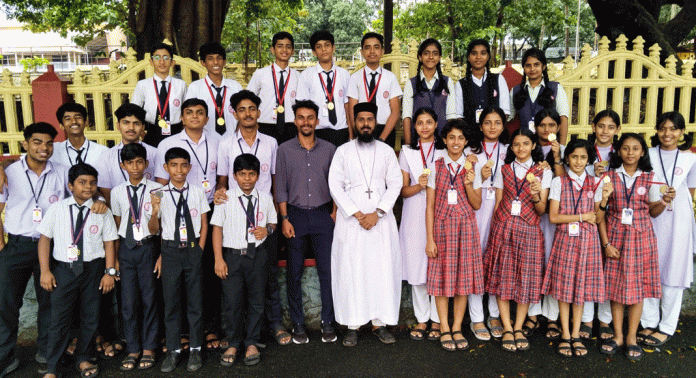 കുന്നംകുളം ഉപജില്ലാ ബാഡ്മിന്റൺ ചാമ്പ്യൻഷിപ്പിൽ ഓവറോൾ ചാമ്പ്യൻമാരായി ബഥനി സെന്റ്. ജോൺസ് ഇംഗ്ലീഷ് ഹയർ സെക്കന്ററി സ്കൂൾ കുന്നംകുളം ഉപജില്ലാ ബാഡ്മിന്റൺ ചാമ്പ്യൻഷിപ്പിൽ ഓവറോൾ ചാമ്പ്യൻമാരായി ബഥനി സെന്റ്. ജോൺസ് ഇംഗ്ലീഷ് ഹയർ സെക്കന്ററി സ്കൂൾ