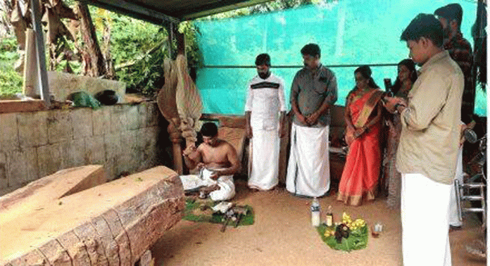 മലദേവർകുന്ന് മഹാദേവക്ഷേത്രത്തിലെ കെട്ടുകാഴ്ചയിൽ പ്രദർശിപ്പിക്കുന്ന നന്ദികേശ ശിരസ്സിന്റെ നിര്മ്മാണം ആരംഭിച്ചു മലദേവർകുന്ന് മഹാദേവക്ഷേത്രത്തിലെ കെട്ടുകാഴ്ചയിൽ പ്രദർശിപ്പിക്കുന്ന നന്ദികേശ ശിരസ്സിന്റെ നിര്മ്മാണം ആരംഭിച്ചു