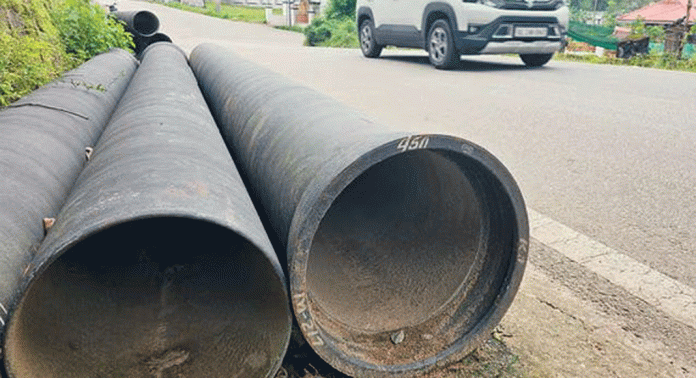 മാങ്കൂട്ടം ജംഗ്ഷന് സമീപം കാൽനടയാത്രക്കാർക്ക് വഴിമുടക്കി ജൽ ജീവൻ പദ്ധതിയുടെ പൈപ്പുകൾ മാങ്കൂട്ടം ജംഗ്ഷന് സമീപം കാൽനടയാത്രക്കാർക്ക് വഴിമുടക്കി ജൽ ജീവൻ പദ്ധതിയുടെ പൈപ്പുകൾ