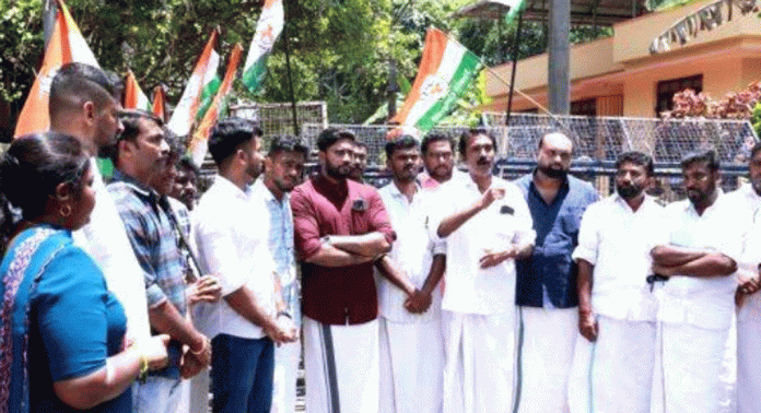 മന്ത്രി സജി ചെറിയാന്റെ രാജി ആവശ്യപ്പെട്ട് മന്ത്രിയുടെ ഓഫീസിലേക്ക് യൂത്ത് കോൺഗ്രസ് നിയോജക മണ്ഡം കമ്മിറ്റി മാര്ച്ച് നടത്തി മന്ത്രി സജി ചെറിയാന്റെ രാജി ആവശ്യപ്പെട്ട് മന്ത്രിയുടെ ഓഫീസിലേക്ക് യൂത്ത് കോൺഗ്രസ് നിയോജക മണ്ഡം കമ്മിറ്റി മാര്ച്ച് നടത്തി