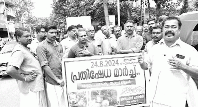 മഹീന്ദ്ര കമ്പനിയുടെ ഇലക്ര്ടിക് ഓട്ടോ വാങ്ങി പ്രതിസന്ധിയിലായ ഒരുവിഭാഗം ഉടമകള് ഷോറൂമിനു മുന്നിലേക്ക് മാര്ച്ചും ധര്ണയും നടത്തി മഹീന്ദ്ര കമ്പനിയുടെ ഇലക്ര്ടിക് ഓട്ടോ വാങ്ങി പ്രതിസന്ധിയിലായ ഒരുവിഭാഗം ഉടമകള് ഷോറൂമിനു മുന്നിലേക്ക് മാര്ച്ചും ധര്ണയും നടത്തി