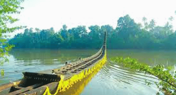 മുണ്ടൻകാവ് പള്ളിയോടം നീരണിഞ്ഞു മുണ്ടൻകാവ് പള്ളിയോടം നീരണിഞ്ഞു