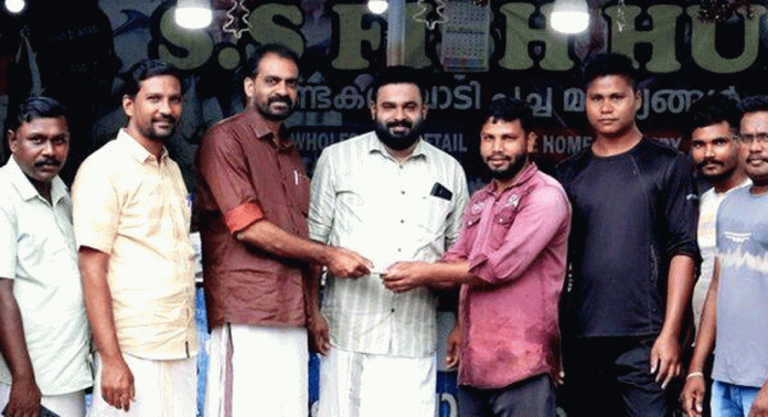 ഒരു ദിവസത്തെ വരുമാനം വയനാട്ടിലെ ദുരിതാശ്വാസ പ്രവർത്തനങ്ങൾക്ക് നല്കി തുമ്പമണ്ണിലെ മത്സ്യ വിപണന കേന്ദ്രത്തിന്റെ ഉടമസ്ഥൻ ഒരു ദിവസത്തെ വരുമാനം വയനാട്ടിലെ ദുരിതാശ്വാസ പ്രവർത്തനങ്ങൾക്ക് നല്കി തുമ്പമണ്ണിലെ മത്സ്യ വിപണന കേന്ദ്രത്തിന്റെ ഉടമസ്ഥൻ