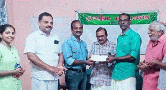 വയനാടിന് ഒരു കൈത്താങ്ങ് ; മങ്ങാരം ഗ്രാമീണ വായനശാല 11500 രൂപ സംഭാവന ചെയ്തു വയനാടിന് ഒരു കൈത്താങ്ങ് ; മങ്ങാരം ഗ്രാമീണ വായനശാല 11500 രൂപ സംഭാവന ചെയ്തു