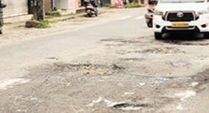 കുഴിയുണ്ട് സൂക്ഷിക്കുക ; പുല്ലാട് ജംഗ്ഷനില് വീണ്ടും വലിയ കുഴികൾ രൂപപെട്ടു കുഴിയുണ്ട് സൂക്ഷിക്കുക ; പുല്ലാട് ജംഗ്ഷനില് വീണ്ടും വലിയ കുഴികൾ രൂപപെട്ടു
