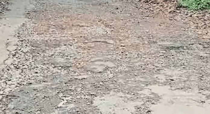 ചാലാപ്പള്ളി – ചക്കിട്ടുതറ – മഴവഞ്ചേരിപ്പടി റോഡ് തകര്ച്ചയില് ; ദുരിതത്തില് യാത്രക്കാര് ചാലാപ്പള്ളി – ചക്കിട്ടുതറ – മഴവഞ്ചേരിപ്പടി റോഡ് തകര്ച്ചയില് ; ദുരിതത്തില് യാത്രക്കാര്