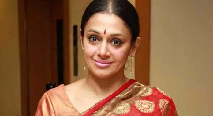 നേര്ത്ത സാരി ഉടുത്ത് മഴ സീന് അഭിനയിക്കാന് ആവശ്യപ്പെട്ടപ്പോള് ശോഭന അന്ന് പ്രയോഗിച്ച ബുദ്ധി നേര്ത്ത സാരി ഉടുത്ത് മഴ സീന് അഭിനയിക്കാന് ആവശ്യപ്പെട്ടപ്പോള് ശോഭന അന്ന് പ്രയോഗിച്ച ബുദ്ധി