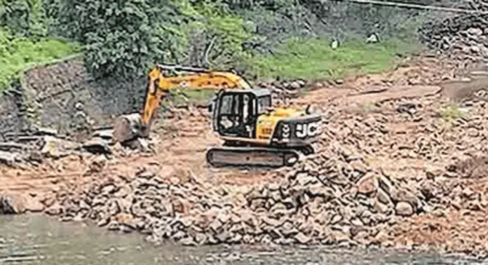 മണിയാർ അണക്കെട്ടിൽ നിന്ന് കല്ലും മണ്ണും നീക്കം ചെയ്യുന്ന ജോലികൾ ആരംഭിച്ചു മണിയാർ അണക്കെട്ടിൽ നിന്ന് കല്ലും മണ്ണും നീക്കം ചെയ്യുന്ന ജോലികൾ ആരംഭിച്ചു