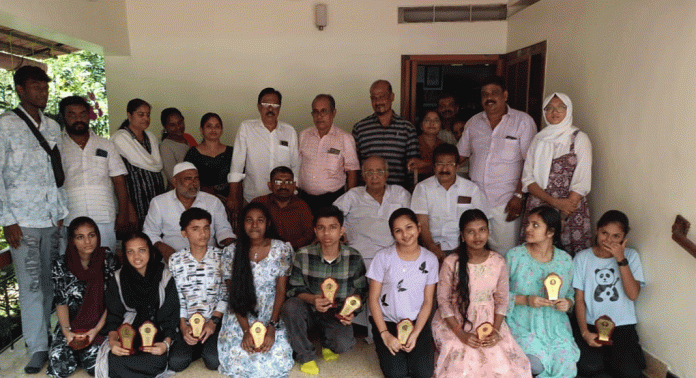 എസ്എസ്എൽസി, പ്ലസ് ടു വിജയികളെ ജസ്റ്റിസ്.കെ.റ്റി. തോമസ് ആദരിച്ചു എസ്എസ്എൽസി, പ്ലസ് ടു വിജയികളെ ജസ്റ്റിസ്.കെ.റ്റി. തോമസ് ആദരിച്ചു