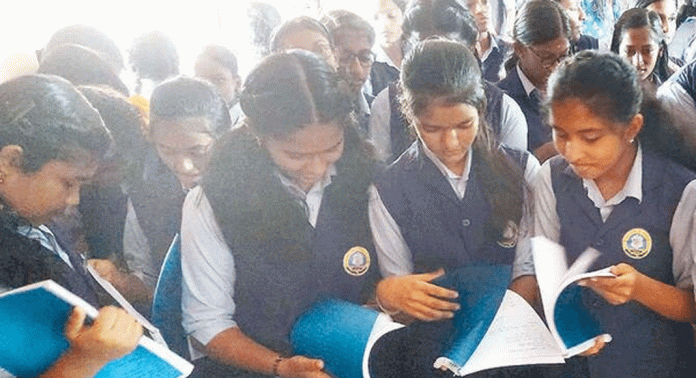 വയനാട്ടിലെ കുട്ടികൾക്കായി പാഠഭാഗത്തിന്റെ നോട്ടെഴുതി നല്കി ഇരുവെള്ളിപ്പറ സെയ്ന്റ് തോമസ് സ്കൂളിലെ വിദ്യാർഥികൾ വയനാട്ടിലെ കുട്ടികൾക്കായി പാഠഭാഗത്തിന്റെ നോട്ടെഴുതി നല്കി ഇരുവെള്ളിപ്പറ സെയ്ന്റ് തോമസ് സ്കൂളിലെ വിദ്യാർഥികൾ