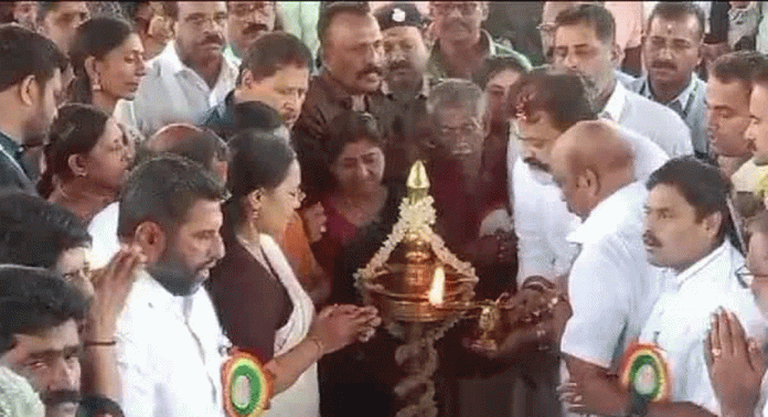ആറന്മുള കണ്ണന്റെ പിറന്നാള് സദ്യയുണ്ട് ആയിരങ്ങള് ആറന്മുള കണ്ണന്റെ പിറന്നാള് സദ്യയുണ്ട് ആയിരങ്ങള്