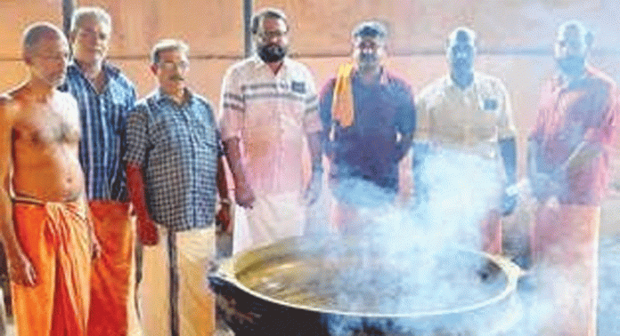 ശ്രീകൃഷ്ണജയന്തി മഹാശോഭയാത്രയിൽ പങ്കെടുക്കുന്ന ഭക്തർക്ക് വിതരണം ചെയ്യുവാനുള്ള അവൽ പ്രസാദം കുളനട ദേവീക്ഷേത്രം ഓഡിറ്റോറിയത്തിൽ തയ്യാറാക്കി ശ്രീകൃഷ്ണജയന്തി മഹാശോഭയാത്രയിൽ പങ്കെടുക്കുന്ന ഭക്തർക്ക് വിതരണം ചെയ്യുവാനുള്ള അവൽ പ്രസാദം കുളനട ദേവീക്ഷേത്രം ഓഡിറ്റോറിയത്തിൽ തയ്യാറാക്കി