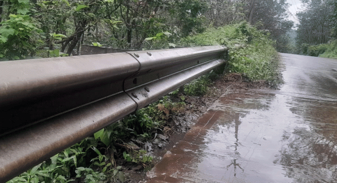 തേക്കുതോട് റോഡിലെ ക്രാഷ് ബാരിയർ ഉയർത്താത്തത് അപകടഭീഷണിയാകുന്നു തേക്കുതോട് റോഡിലെ ക്രാഷ് ബാരിയർ ഉയർത്താത്തത് അപകടഭീഷണിയാകുന്നു