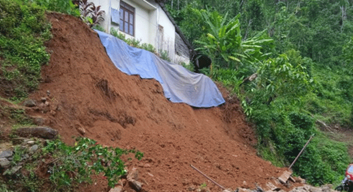 കനത്ത മഴ ; തേക്ക് തോട്ടില് വീടിന്റെ സംരക്ഷണ മതില് തകര്ന്നു കനത്ത മഴ ; തേക്ക് തോട്ടില് വീടിന്റെ സംരക്ഷണ മതില് തകര്ന്നു
