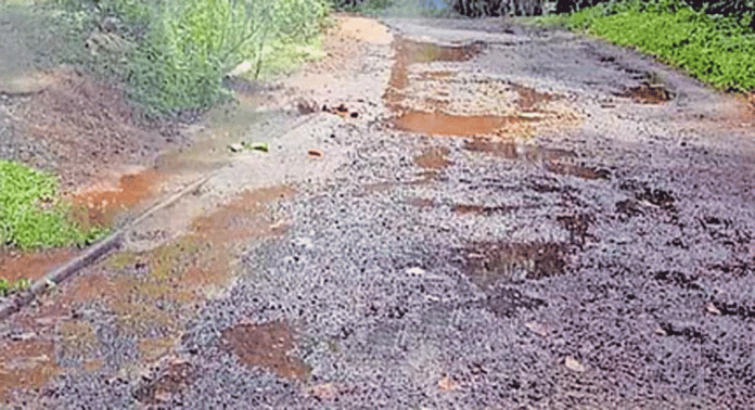 പടപ്പയ്ക്കൽ പടിയിൽ പൈപ്പ് പൊട്ടിയിട്ട് മാസങ്ങള് ; തിരിഞ്ഞു നോക്കാതെ അധികൃതര് പടപ്പയ്ക്കൽ പടിയിൽ പൈപ്പ് പൊട്ടിയിട്ട് മാസങ്ങള് ; തിരിഞ്ഞു നോക്കാതെ അധികൃതര്