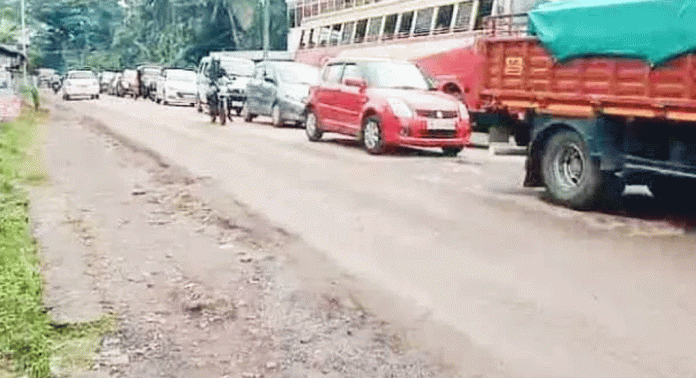 ഭാരവാഹനങ്ങൾ താഴുന്നത് തുടർക്കഥ ; ഗതാഗതക്കുരുക്കിൽ വലഞ്ഞ് ജനം ഭാരവാഹനങ്ങൾ താഴുന്നത് തുടർക്കഥ ; ഗതാഗതക്കുരുക്കിൽ വലഞ്ഞ് ജനം