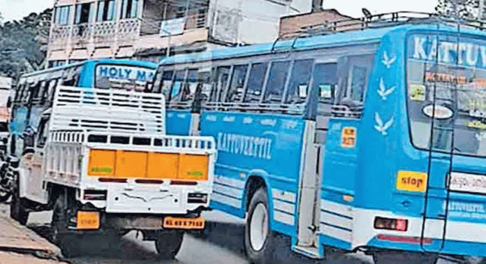 ഗതാഗത കുരുക്കിൽപെട്ട് മന്ദമരുതി ജംഗ്ഷന് ഗതാഗത കുരുക്കിൽപെട്ട് മന്ദമരുതി ജംഗ്ഷന്