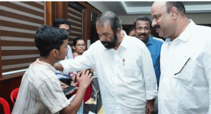 എ.ഐയിലും റോബോട്ടിക്സിലും കുട്ടികൾക്ക് പരിശീലനം, 20,000 റോബോട്ടിക് കിറ്റുകൾ കൂടി സ്കൂളുകളിലെത്തുമെന്ന് മന്ത്രി വി.ശിവൻ കുട്ടി എ.ഐയിലും റോബോട്ടിക്സിലും കുട്ടികൾക്ക് പരിശീലനം, 20,000 റോബോട്ടിക് കിറ്റുകൾ കൂടി സ്കൂളുകളിലെത്തുമെന്ന് മന്ത്രി വി.ശിവൻ കുട്ടി