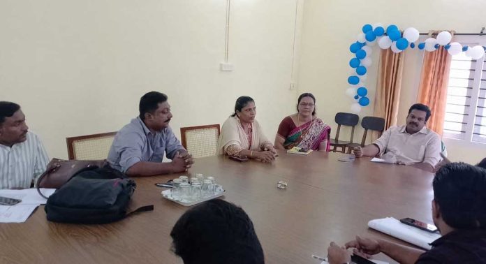 ഉറുമ്പനി വാലുപാറ റോഡ് നിർമ്മാണം ; അഡ്വ. കെ യു ജനീഷ്കുമാർ എംഎൽഎയുടെ അധ്യക്ഷതയിൽ യോഗം ചേർന്നു ഉറുമ്പനി വാലുപാറ റോഡ് നിർമ്മാണം ; അഡ്വ. കെ യു ജനീഷ്കുമാർ എംഎൽഎയുടെ അധ്യക്ഷതയിൽ യോഗം ചേർന്നു