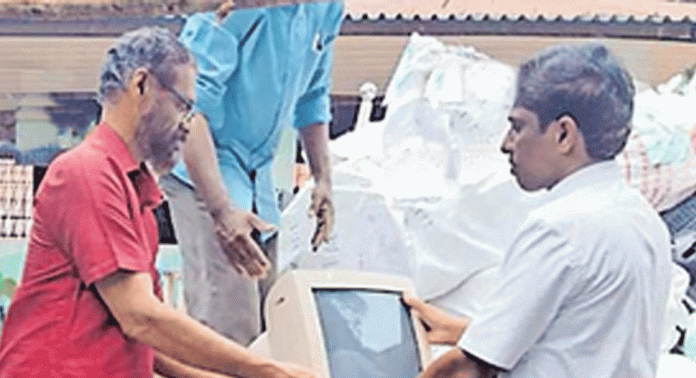 പുല്ലാട് ഉപജില്ലയിലെ സ്കൂളുകൾ ഇ-മാലിന്യ വിമുക്തമായി പുല്ലാട് ഉപജില്ലയിലെ സ്കൂളുകൾ ഇ-മാലിന്യ വിമുക്തമായി