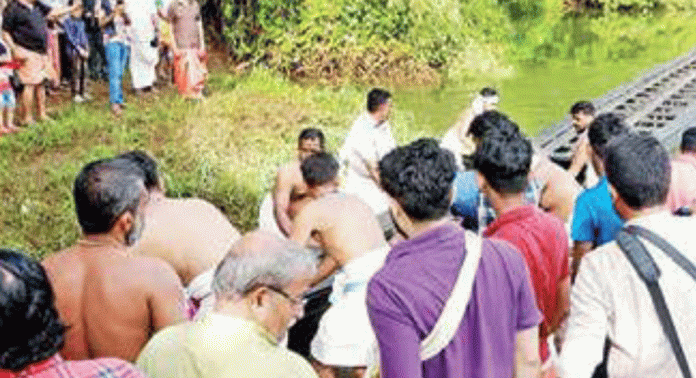 വന്മഴി പള്ളിയോടം നീരണിഞ്ഞു വന്മഴി പള്ളിയോടം നീരണിഞ്ഞു