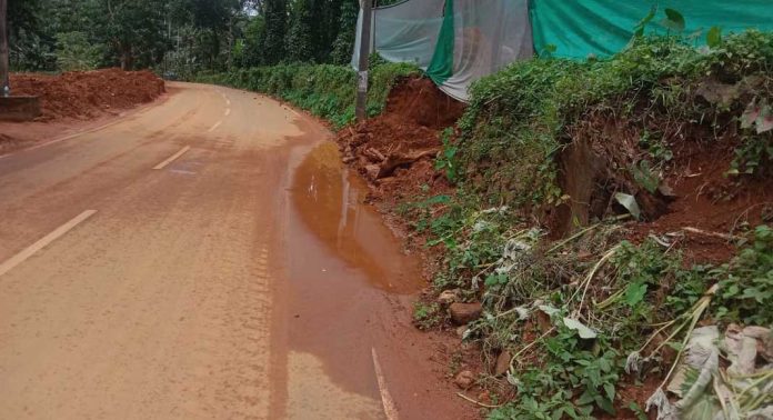 ഒന്നുകില് ചെളി, അല്ലെങ്കില് പൊടി : മണ്ണുമാഫിയ മൂലം വലഞ്ഞ് നാട്ടുകാര് ഒന്നുകില് ചെളി, അല്ലെങ്കില് പൊടി : മണ്ണുമാഫിയ മൂലം വലഞ്ഞ് നാട്ടുകാര്