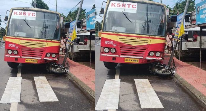മുറിഞ്ഞകല്ലിൽ നിർത്തിയിട്ടിരുന്ന ബൈക്കിൽ കെ എസ് ആർ റ്റി സി ബസ് ഇടിച്ചുകയറി മുറിഞ്ഞകല്ലിൽ നിർത്തിയിട്ടിരുന്ന ബൈക്കിൽ കെ എസ് ആർ റ്റി സി ബസ് ഇടിച്ചുകയറി