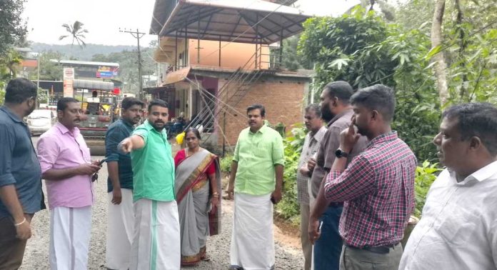 തണ്ണിത്തോട് ജംഗ്ഷൻ നവീകരണ പ്രവർത്തികൾ അഡ്വ. കെ യു ജനീഷ് കുമാർ എം എൽ എ സന്ദർശിച്ചു വിലയിരുത്തി തണ്ണിത്തോട് ജംഗ്ഷൻ നവീകരണ പ്രവർത്തികൾ അഡ്വ. കെ യു ജനീഷ് കുമാർ എം എൽ എ സന്ദർശിച്ചു വിലയിരുത്തി