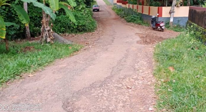 കടമ്പനാട് പഞ്ചായത്തിലെ കീട്ടൂർ കുന്ന് റോഡ് സഞ്ചാരയോഗ്യമാക്കാത്തതിൽ പ്രതിഷേധിച്ച് കോൺഗ്രസ് യോഗം നടത്തി കടമ്പനാട് പഞ്ചായത്തിലെ കീട്ടൂർ കുന്ന് റോഡ് സഞ്ചാരയോഗ്യമാക്കാത്തതിൽ പ്രതിഷേധിച്ച് കോൺഗ്രസ് യോഗം നടത്തി