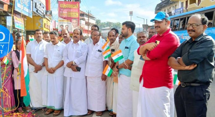 കുമ്പഴയിൽ കോൺഗ്രസ് നേതൃത്വത്തിൽ സ്വാതന്ത്ര്യ ദിനം ആഘോഷിച്ചു കുമ്പഴയിൽ കോൺഗ്രസ് നേതൃത്വത്തിൽ സ്വാതന്ത്ര്യ ദിനം ആഘോഷിച്ചു