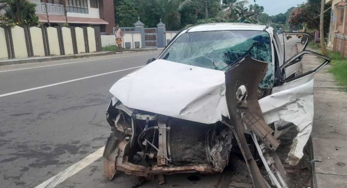 നിയന്ത്രണം വിട്ട കാർ മതിലിൽ ഇടിച്ച് യുവാക്കൾക്ക് ഗുരുതര പരിക്ക് നിയന്ത്രണം വിട്ട കാർ മതിലിൽ ഇടിച്ച് യുവാക്കൾക്ക് ഗുരുതര പരിക്ക്