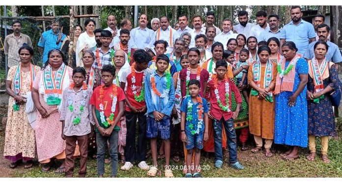 ഭയങ്കരാംമുടി കോളനിയിലെ 13 കുടുംബങ്ങൾ കോൺഗ്രസിൽ ചേർന്നു ഭയങ്കരാംമുടി കോളനിയിലെ 13 കുടുംബങ്ങൾ കോൺഗ്രസിൽ ചേർന്നു