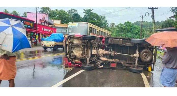 കോന്നി പുളിമുക്കിൽ വാൻ നിയന്ത്രണം വിട്ടുമറിഞ്ഞു കോന്നി പുളിമുക്കിൽ വാൻ നിയന്ത്രണം വിട്ടുമറിഞ്ഞു