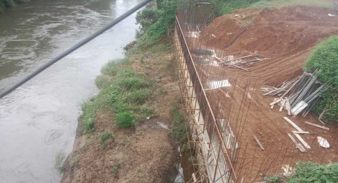വടശ്ശേരിക്കര പേങ്ങാട്ട് കടവ് പാലത്തിനു സമീപം കല്ലാറിൻ്റെ തീരം കൈയ്യേറി കൽകെട്ട് നിർമ്മിക്കുന്നതായി പരാതി വടശ്ശേരിക്കര പേങ്ങാട്ട് കടവ് പാലത്തിനു സമീപം കല്ലാറിൻ്റെ തീരം കൈയ്യേറി കൽകെട്ട് നിർമ്മിക്കുന്നതായി പരാതി