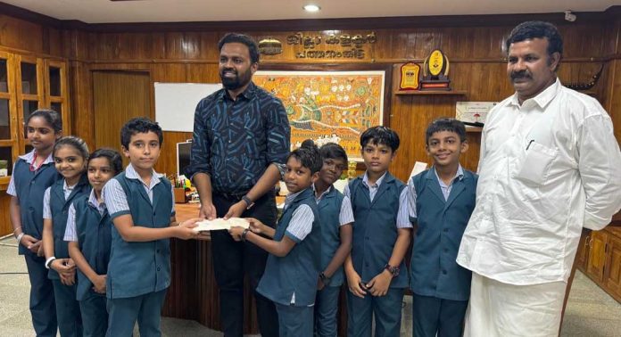 വെച്ചൂച്ചിറ എണ്ണൂറാംവയൽ സി എം എസ് എൽ പി സ്കൂളിലെ കുട്ടികൾ വയനാട്ടിലെ കൂട്ടുകാർക്കായി സമാഹരിച്ചത് അരലക്ഷം രൂപയും സ്നേഹക്കൂടകളും വെച്ചൂച്ചിറ എണ്ണൂറാംവയൽ സി എം എസ് എൽ പി സ്കൂളിലെ കുട്ടികൾ വയനാട്ടിലെ കൂട്ടുകാർക്കായി സമാഹരിച്ചത് അരലക്ഷം രൂപയും സ്നേഹക്കൂടകളും