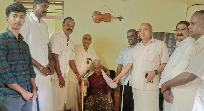 കോഴഞ്ചേരി ഈസ്റ്റ് കോൺഗ്രസ് യൂണിറ്റ് കമ്മിറ്റികളുടെ നേതൃത്വത്തിൽ 78വയസിനു മുകളിൽ പ്രായം ഉള്ളവരെ ആദരിച്ചു കോഴഞ്ചേരി ഈസ്റ്റ് കോൺഗ്രസ് യൂണിറ്റ് കമ്മിറ്റികളുടെ നേതൃത്വത്തിൽ 78വയസിനു മുകളിൽ പ്രായം ഉള്ളവരെ ആദരിച്ചു