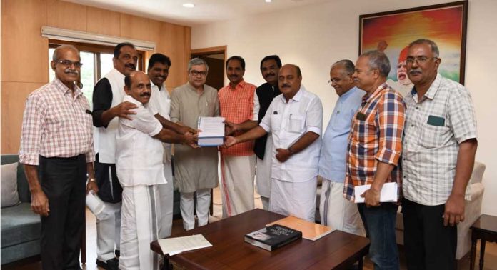 കെ- റെയിൽ സിൽവർ ലൈൻ പദ്ധതി പിൻവലിക്കണം ; കെ – റെയിൽ സിൽവർ ലൈൻ വിരുദ്ധ ജനകീയ സമിതി കേന്ദ്ര റെയിൽവേ മന്ത്രി അശ്വിനി വൈഷ്ണവിന് ഭീമ ഹർജി സമർപ്പിച്ചു കെ- റെയിൽ സിൽവർ ലൈൻ പദ്ധതി പിൻവലിക്കണം ; കെ – റെയിൽ സിൽവർ ലൈൻ വിരുദ്ധ ജനകീയ സമിതി കേന്ദ്ര റെയിൽവേ മന്ത്രി അശ്വിനി വൈഷ്ണവിന് ഭീമ ഹർജി സമർപ്പിച്ചു