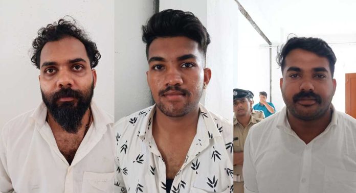 റാന്നിയിലെ കൊലപാതകം : മൃതദേഹത്തിന് കാവൽ നിന്ന പോലീസുദ്യോഗസ്ഥനെ മർദ്ദിച്ച മൂന്നുപേർ അറസ്റ്റിൽ റാന്നിയിലെ കൊലപാതകം : മൃതദേഹത്തിന് കാവൽ നിന്ന പോലീസുദ്യോഗസ്ഥനെ മർദ്ദിച്ച മൂന്നുപേർ അറസ്റ്റിൽ