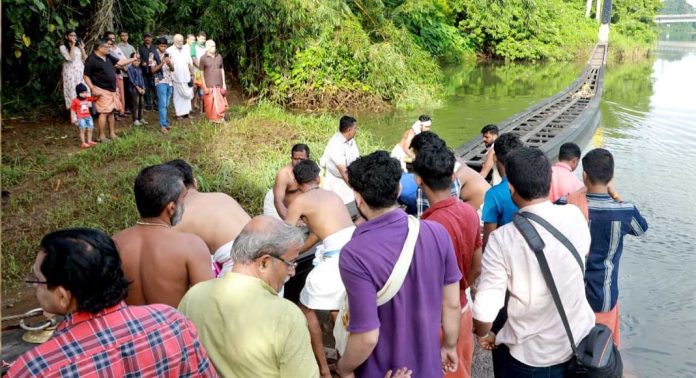 വന്മഴി പള്ളിയോടം നീരണിഞ്ഞു വന്മഴി പള്ളിയോടം നീരണിഞ്ഞു