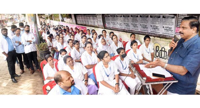 കെ ജിഎൻഎ നേത്യത്വത്തിൽ നേഴ്സുമാർ കൂട്ടധർണ്ണ നടത്തി കെ ജിഎൻഎ നേത്യത്വത്തിൽ നേഴ്സുമാർ കൂട്ടധർണ്ണ നടത്തി