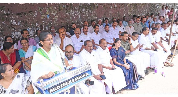 മുഖ്യമന്ത്രി സ്ത്രീപീഢകരെ സംരക്ഷിക്കുന്നു : അഡ്വ. ഷാനിമോള് ഉസ്മാന് മുഖ്യമന്ത്രി സ്ത്രീപീഢകരെ സംരക്ഷിക്കുന്നു : അഡ്വ. ഷാനിമോള് ഉസ്മാന്